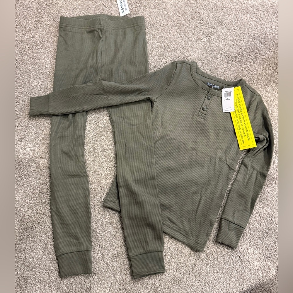 Old Navy 5T Green 2-Piece Pajamas- Long Sleeve and Pants- NWT
